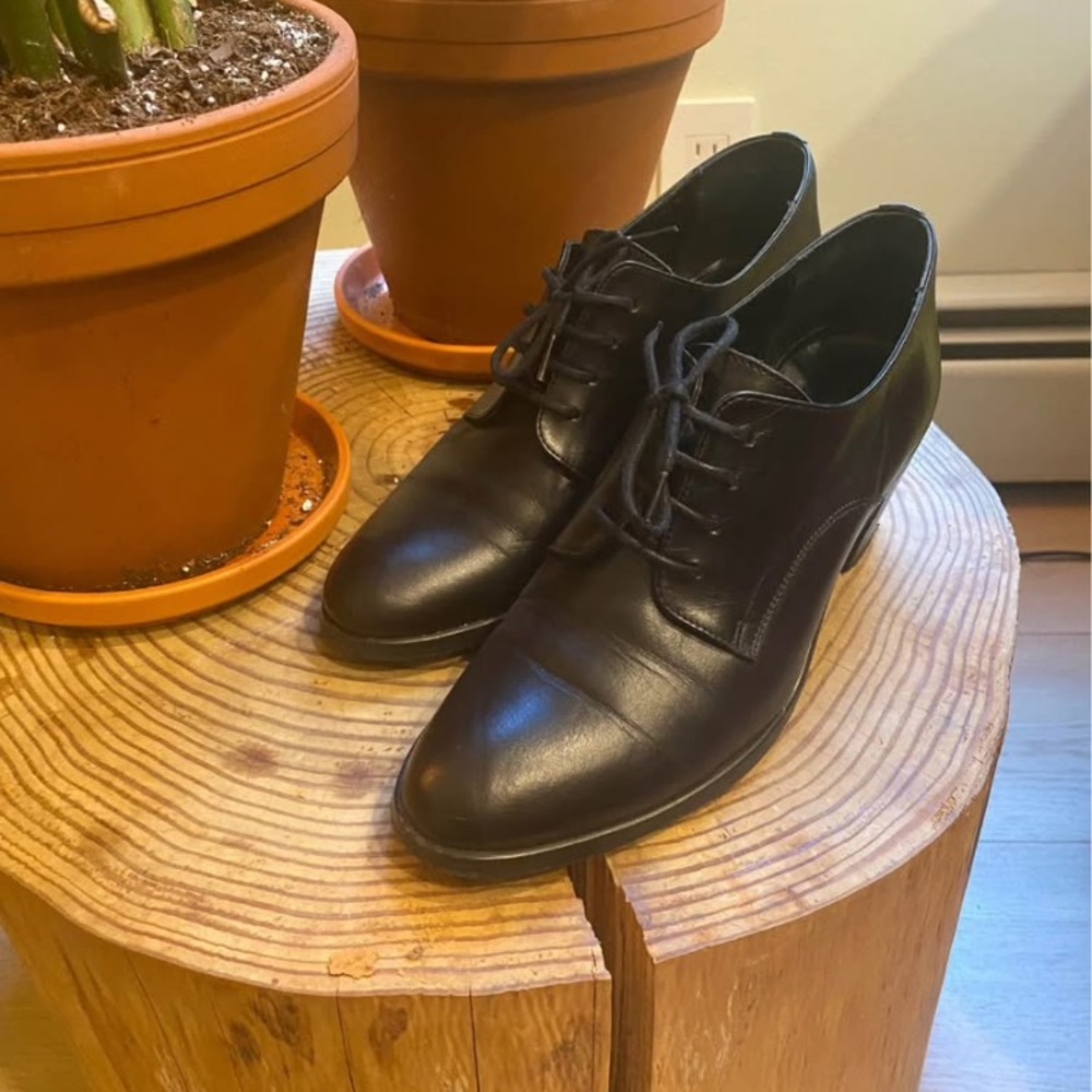 Dark academia black lace up pointed toe Oxford heels from Paris size 38 US 7
